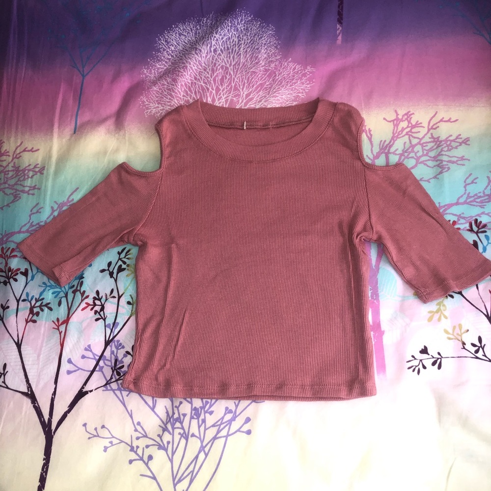 CHARLOTTE RUSSE cropped cold shoulder top